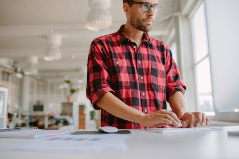 4 Reasons a Sit-Stand Desk Is A Good Idea